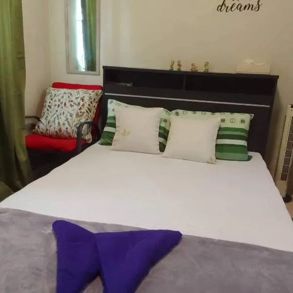 Budget Friendly Staycation in Valley Golf, hotel a Cainta