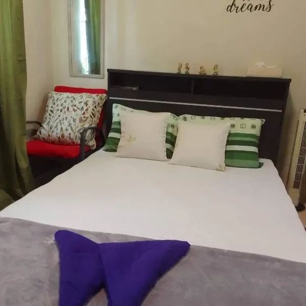 Budget Friendly Staycation in Valley Golf, hotel en Cainta