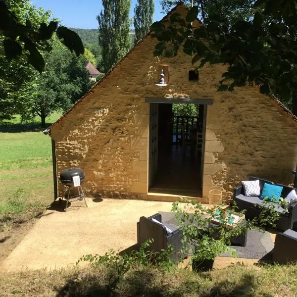 Logis des 4 fées et son bain nordique, hotel in Sainte-Nathalène