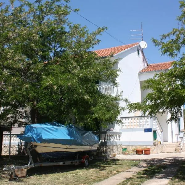 Apartments by the sea Turanj, Biograd - 364, hotel di Turanj