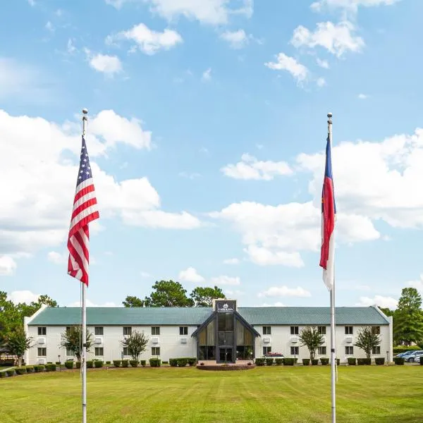 Carolina Pine Inn near Southern Pines-Pinehurst, hotel di Pinebluff