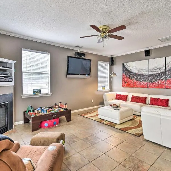 Hampton Home with Fireplace and Close to Beaches!, hotel en Hampton