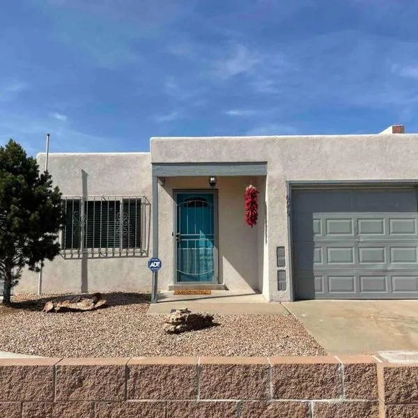 Comfy, contemporary quiet retreat vacation home with views, hotel in Albuquerque