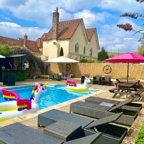 Grade II Listed Farmhouse, Pool, Hot Tub, Games Room, Celebration Hall, Car Park, 10ppl, 45 min from Central London, hotelli kohteessa Stapleford Tawney