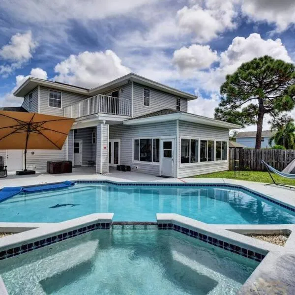 5 BR Mansion with Pool and non-heated Jacuzzi Games in Boynton Beach，博因頓海灘的飯店