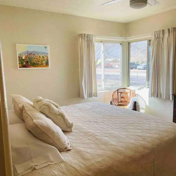 Vintage charm vacation home with modern comforts near Old Town, hotel v destinaci Albuquerque