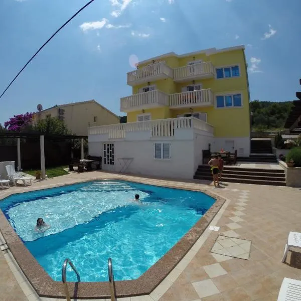 Apartments Romana, hotel in Okrug Donji