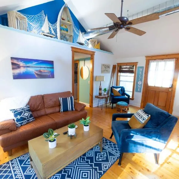 The charming Glenn Cottage! Walk to Lake Michigan!, hotel v destinaci Fennville