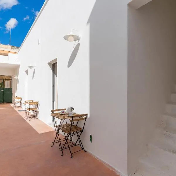 LE CASE camere indipendenti con uso di cucina e terrazza attrezzata, hotel di Casarano
