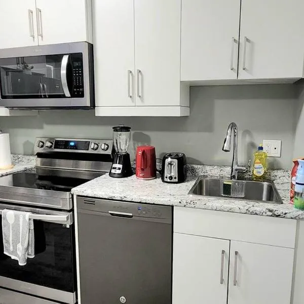 QUIET & COZY MODERN SUITE CLOSE TO RCMP, hotel in Regina