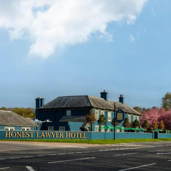 Honest Lawyer Hotel، فندق في Byers Green