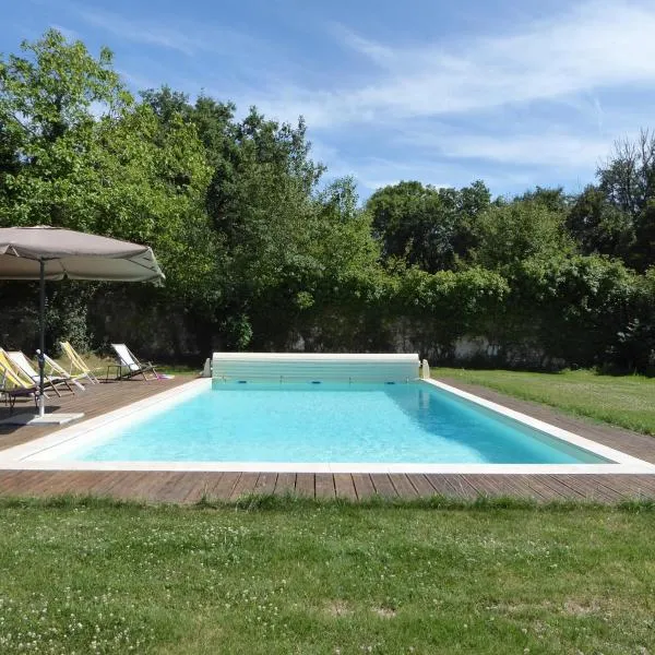 Château de Charnizay, hotel in Azay-le-Ferron