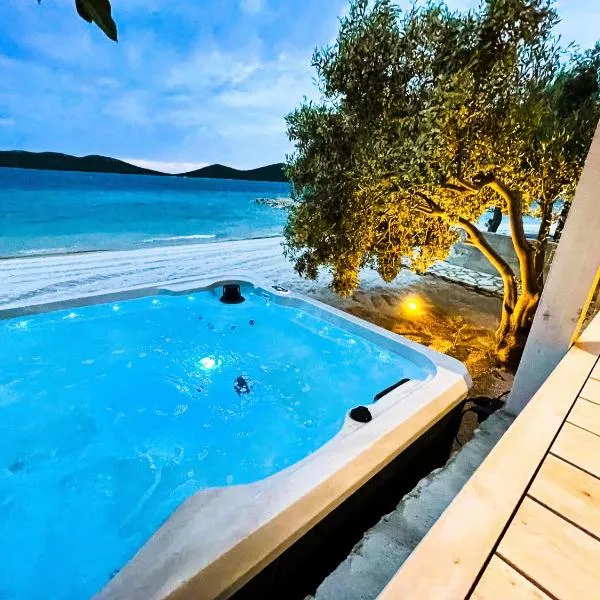 BUQEZ ECO RESORT - Beach Villa 81 - 1st Sea Line by beach, hotel v Drage