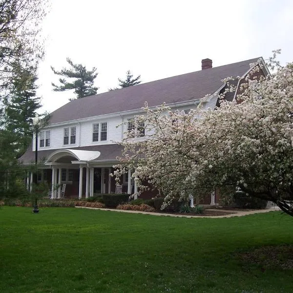 The Woodford Inn, готель у місті Versailles
