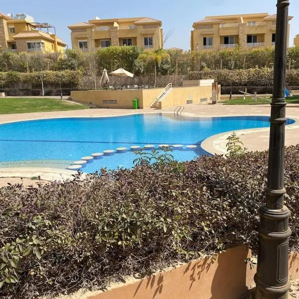 Lovely 3-Bedroom Rental Unit with Pool, hotel en ‘Izbat Yūsif Barrādah