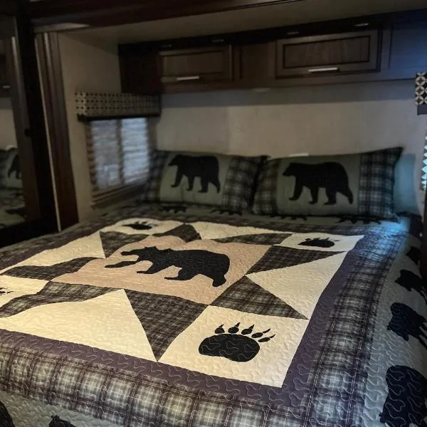 Relax and Unwind in a Modern Camper, hotel em Cosby