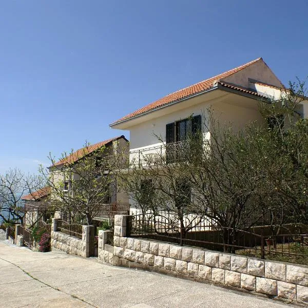Apartments by the sea Podaca, Makarska - 2590, hotel v Podaci