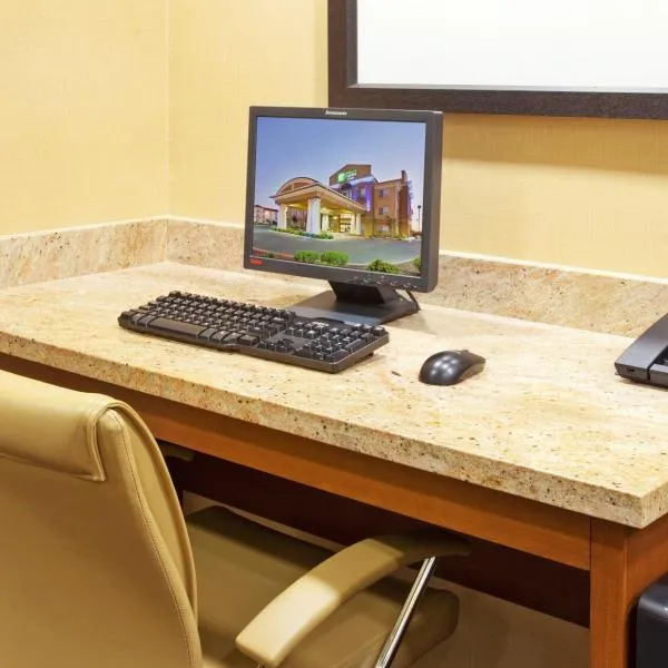 Holiday Inn Express & Suites Salinas by IHG, hotel di Salinas