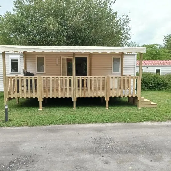 MOBIL-HOME NEUF 6 PERSONNES réservation du samedi au samedi en juillet et août, hotel in Urt