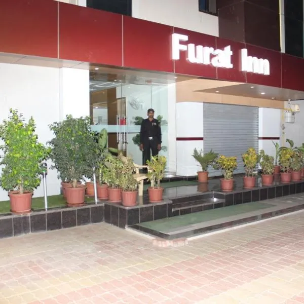 Hotel The Furat Inn, hotell i Vapi