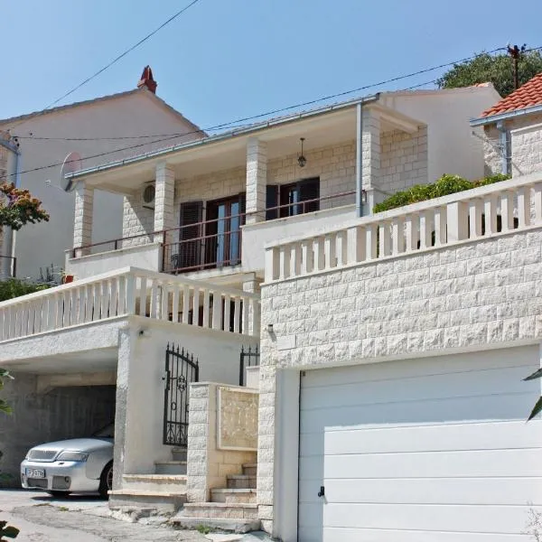 Apartments with parking space Sutivan, Brac - 2846, hotel in Sutivan