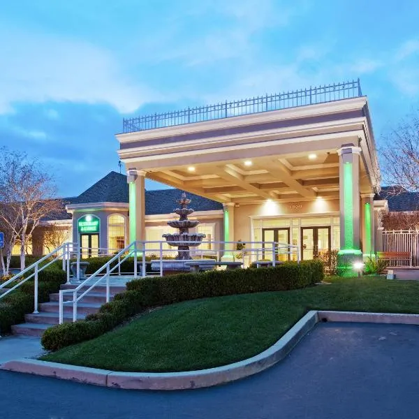 Holiday Inn Redding by IHG, hotel di Redding