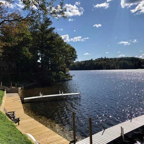 Cozy pet-friendly cabin with dock, firepit, bikes, BBQ, hotel v destinaci Newaygo