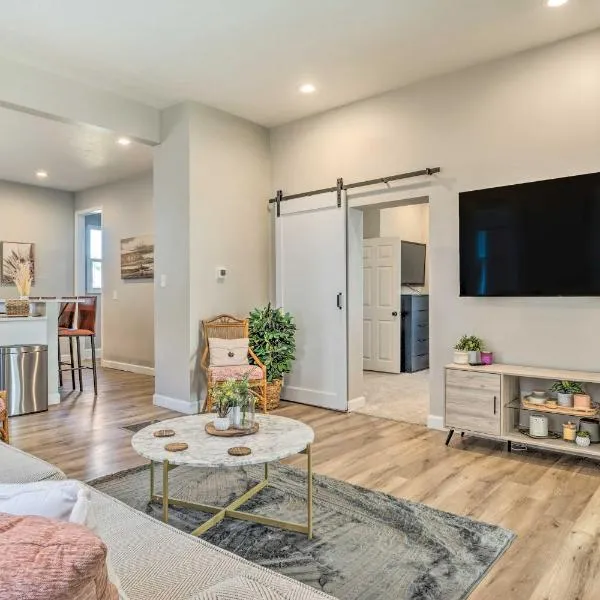 Quaint and Cozy Indianapolis Getaway with Yard!, khách sạn ở Indianapolis