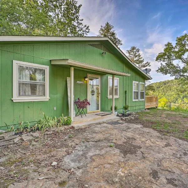 Private Eureka Springs Retreat with Hot Tub!, Hotel in Eureka Springs