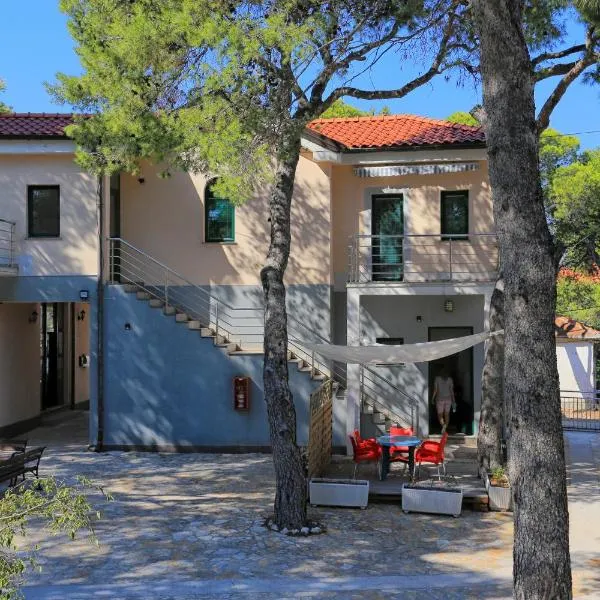 Apartments and rooms by the sea Rogoznica - 3266, hotel v Rogoznici
