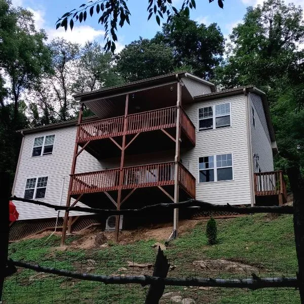Tranquil Creekside Mountain View Getaway, hotel v destinaci Clyde