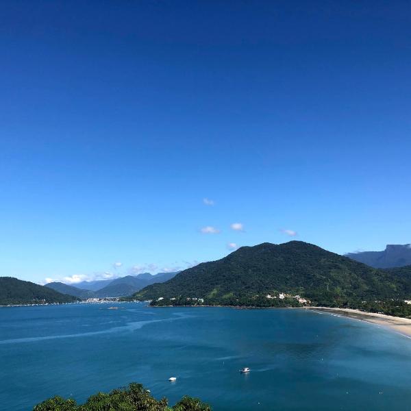 Mansão na costa com vista para o mar