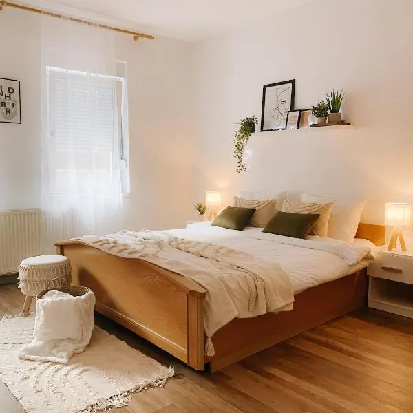 Cozy 2-Bedroom Boho-Themed Home, hotel en Rugi