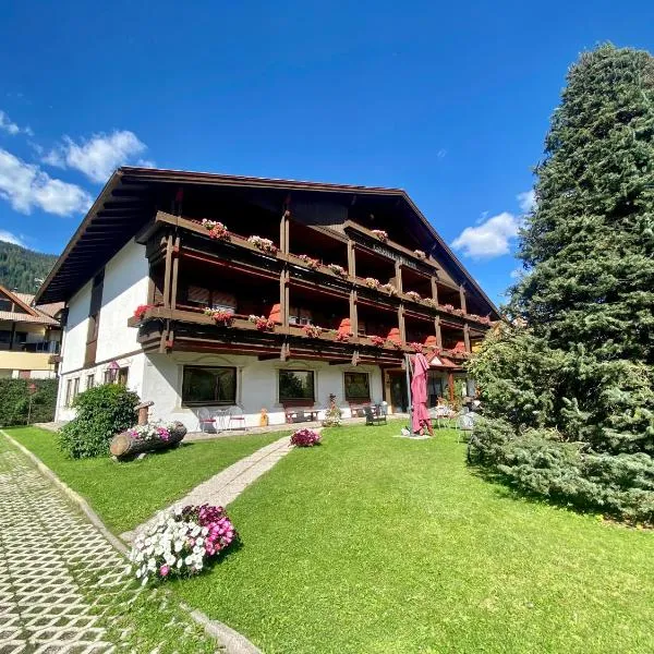 Hotel Garni LIVING, hotel v destinaci San Candido