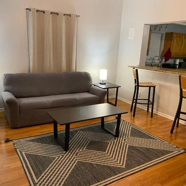 Cozy house with large free parking on premises, hotel v destinaci Springfield