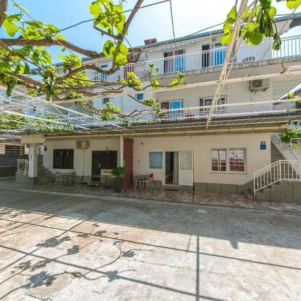Apartment Podaca 4734b, hotel in Podaca