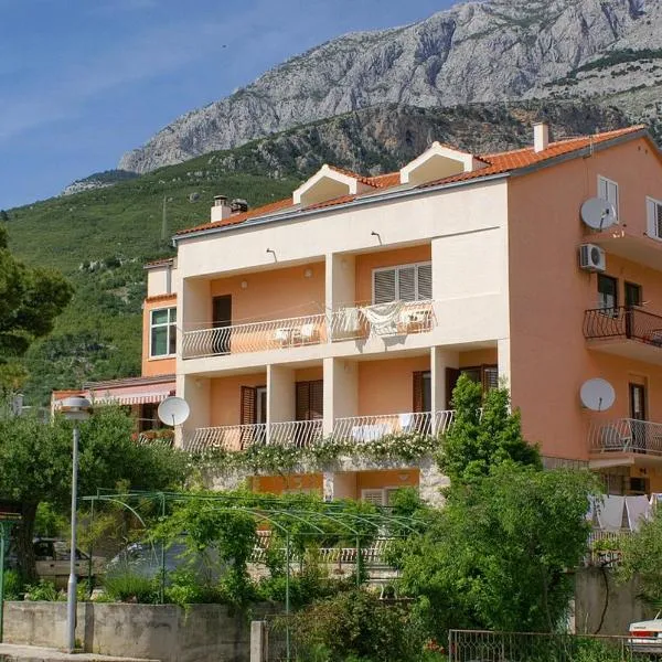 Apartments by the sea Tucepi, Makarska - 2721، فندق في توسيبي