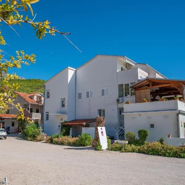 Apartments by the sea Sumpetar, Omis - 2808, hotel di Sumpetar