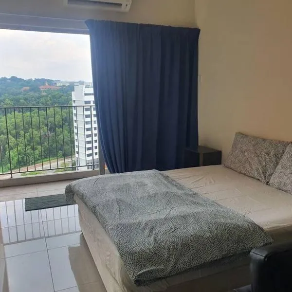 Lovely studio condo with balcony & pool @ Suria Jelutong, hotel en Shah Alam