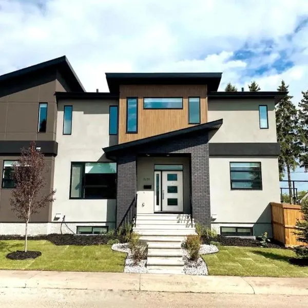 Bright Modern Home - King Bed - Free Parking - Fireplace - Fast Wi-Fi - Free Netflix, hotel in Edmonton