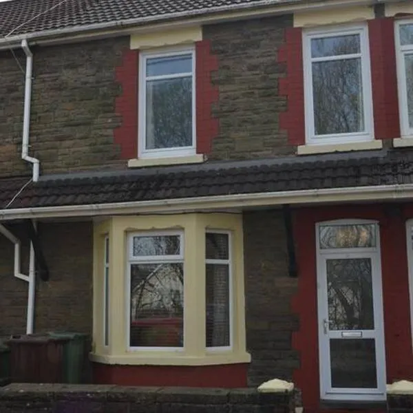 Entire 3 bedroom house near Caerphilly station, מלון בקארפילי