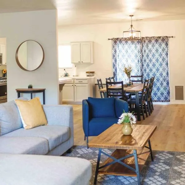 Gateway Retreat: Short Drive to the Sequoias, khách sạn ở Exeter