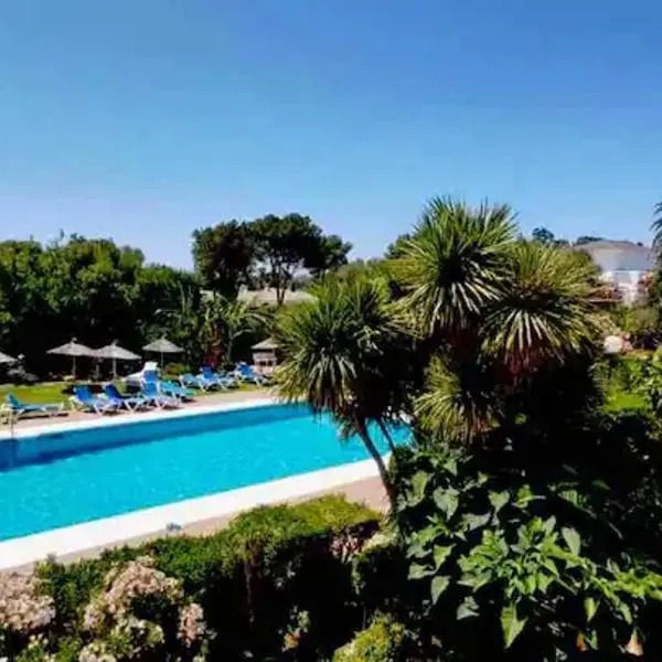Fabuloso y amplio Duplex en Urb Jardines de Sotogrande, hotel in Sotogrande