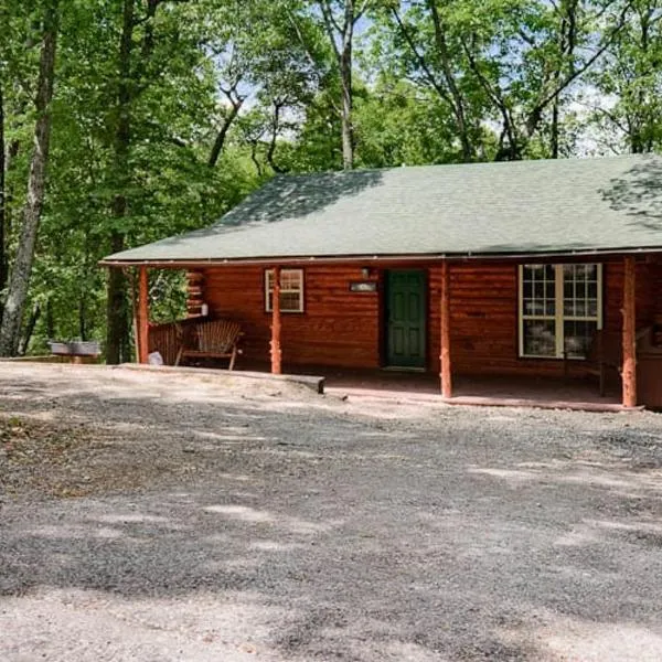 Secluded Cabin in the Woods! 1 story, hotel a Lost Bridge Village