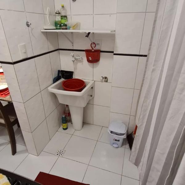 Apartamento com elevador, mobília toda nova, perto de tudo - Foto 3