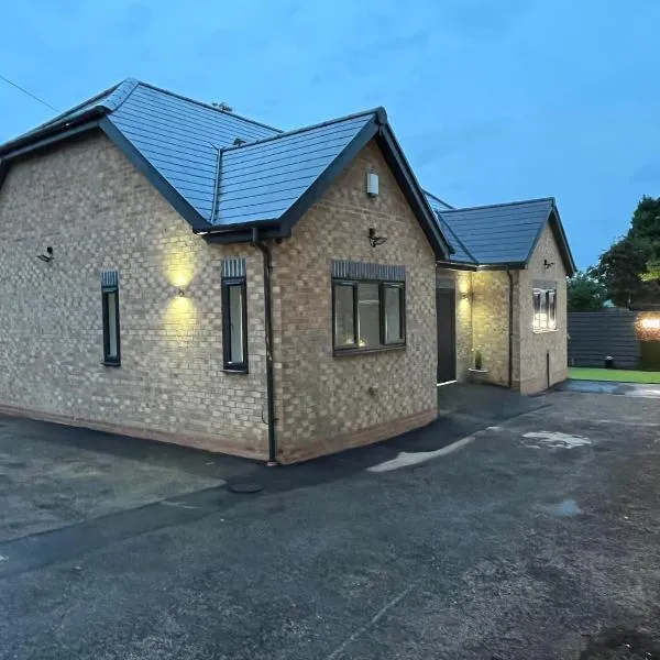 Cheerful 4 Bedroom luxury house with free parking, hotel v destinaci Quinton