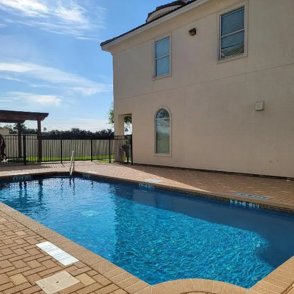 Modern, Private, Smart 4 BR Condo in Desirable Location in McAllen with Pool!, hotel v destinaci McAllen