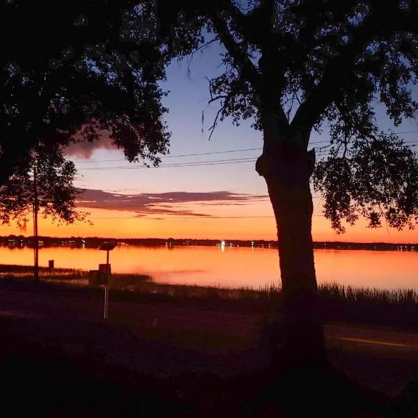 Lakefront Retreat on Lake Ariana w/ EV Charger, khách sạn ở Auburndale