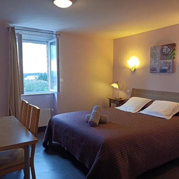 Les Pierres Folles, hotel v destinaci Rozier-en-Donzy