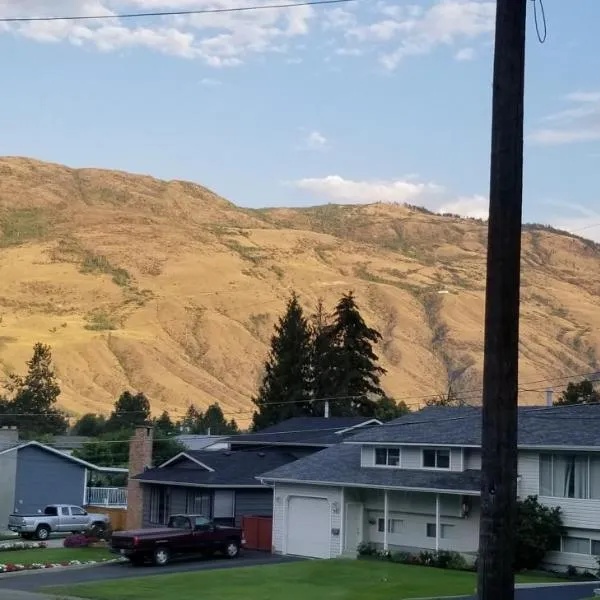 Charming - 2 bedrooms suite, 1 full bath & family room, hotel v destinaci Kamloops